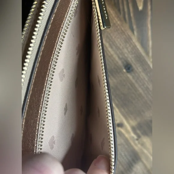 Kate Spade Gold Metallic wristlet
Pre-loved -good condition - Picture 4 of 5